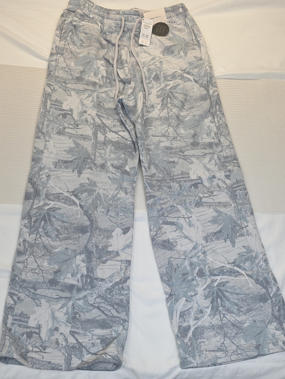 Hollister Men's Casual Drawstring Pants in Light Gray Leaf Print Medium Tall